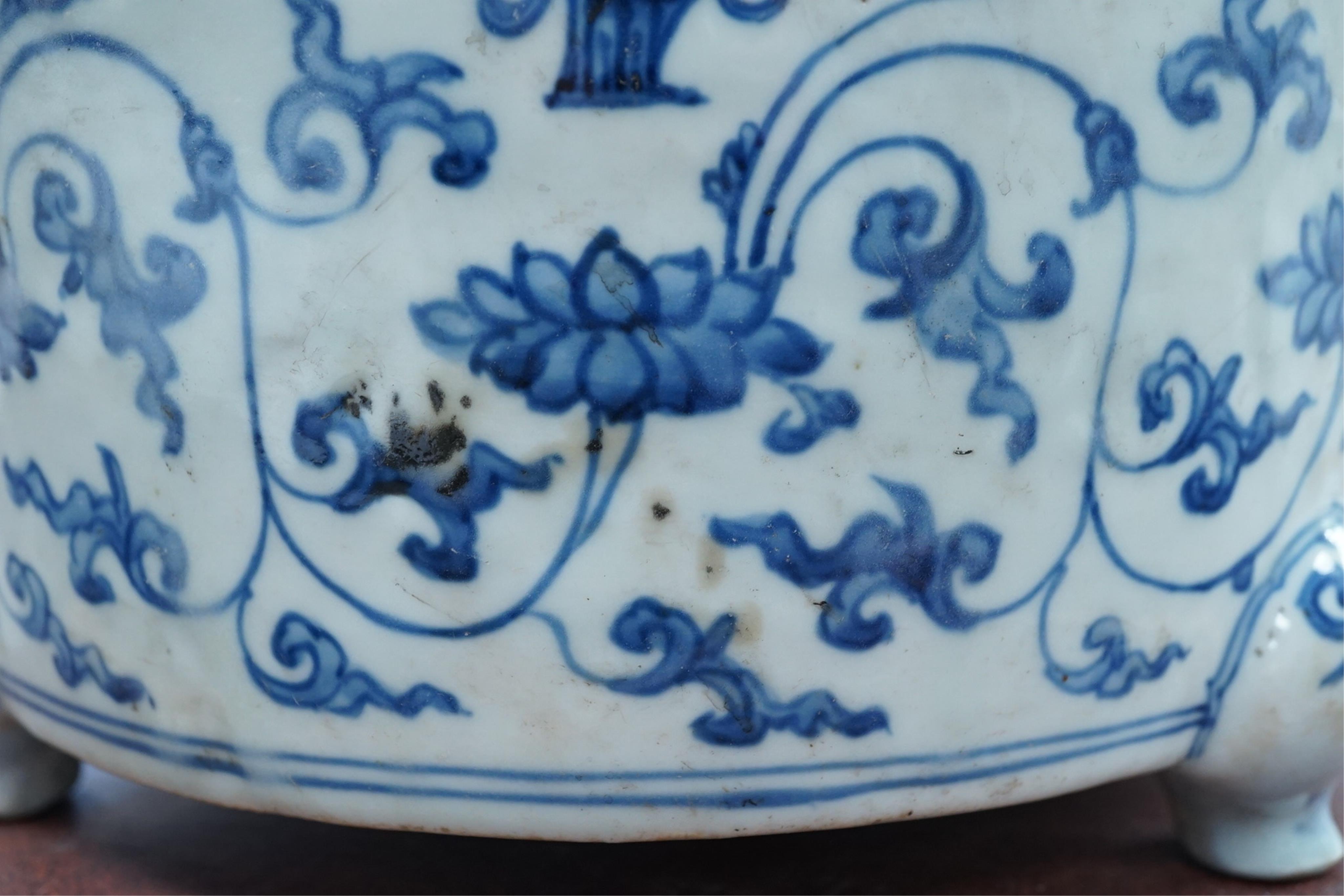 A large Chinese blue and white tripod censer, Ming Dynasty, 16th century